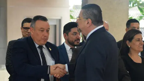 El presidente Rodr&iacute;go Chaves comparti&oacute; con los ministros previo al inicio de su conferencia de prensa en Casa Presidencia. Foto S&oacute;crates Colindres