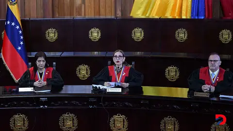 La presidenta de la Corte Suprema de Justicia de Venezuela, Caryslia Rodr&iacute;guez (centro) ley&oacute; el pronunciamiento que oficializa la victoria de Nicol&aacute;s Maduro. Foto: Federico Parra / AFP.