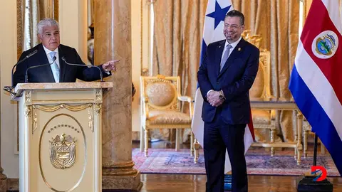 El presidente Rodrigo Chaves escucha a su colega de Panam&aacute;, Jos&eacute; Ra&uacute;l Mulino. Chaves cerr&oacute; una visita de poco m&aacute;s de 24 horas a Panam&aacute;. Foto: Arnulfo Franco / AFP.