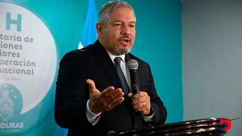El ministro de Exteriores de Honduras, Eduardo Enrique Reina ofreci&oacute; una conferencia de prensa la tarde de este mi&eacute;rcoles. Foto: Orlando Sierra / AFP.