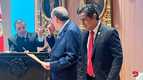 El Ministro de Hacienda Nogui Acosta entrego el documento del presupuesto 2025 ante la Asamblea y comenzara su discuci&oacute;n apartir de la proxima semana. Foto S&oacute;crates Colindres