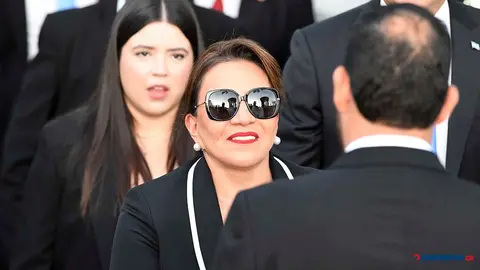 La presidenta de Honduras, Xiomara Castro habla con su sobrino, el exministro de Defensa, Jos&eacute; Manuel Zelaya, durante un acto de iza de la bandera este domingo. Foto: Orlando Sierra / AFP.