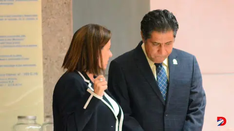 La presidenta ejecutiva de la CCSS, Marta Esquivel, sostuvo que seguir&aacute; con su objetivo de que la entidad pueda vender medicamentos a la poblaci&oacute;n. En la foto cuando hablaba con el ministro de Hacienda, Nogui Acosta. Foto: S&oacute;crates Colindres.