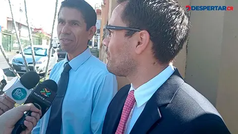 Luis Amador lleg&oacute; a la Fiscal&iacute;a con su abogado, Gerardo Huertas. Foto: Krissia Morris.