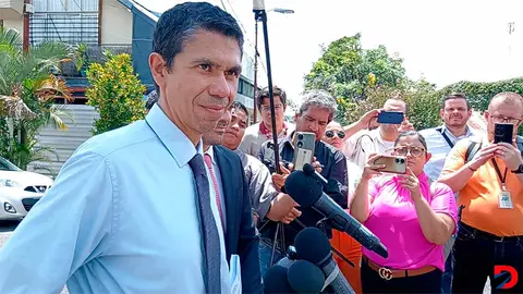 El exministro del MOPT, Luis Amador, vol&oacute; hacia Canad&aacute; este viernes, pese a reconocer que acudir&iacute;a a la Asamblea el pr&oacute;ximo lunes. Foto: Krissia Morris Gray.