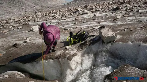 La experta en glaciolog&iacute;a, Gulbara Omorova recoge muestras del suelo. El calentamiento global est&aacute; terminando con los glaciares en el centro de Asia. Foto: Arseny Mamashev / AFP.