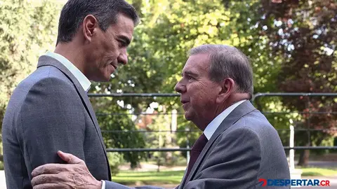 Edmundo Gonz&aacute;lez fue recibido el pasado 12 de setiembre por el presidente del Gobierno espa&ntilde;ol, Pedro S&aacute;nchez. Foto: Fernando Calvo / La Moncloa / AFP.