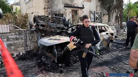 Efectivos de seguridad de Israel montan guardia en un &aacute;rea acordonada en Kiryat Bialik, Haifa. Foto: Jack Guez / AFP.
