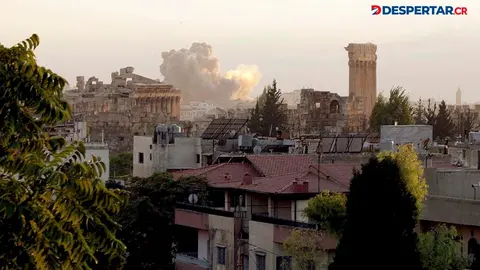 Las columnas de humo se levantan sobre el valle de Bekaa, tras los bombardeos de Israel en L&iacute;bano. Foto: Nidal Solh / AFP.