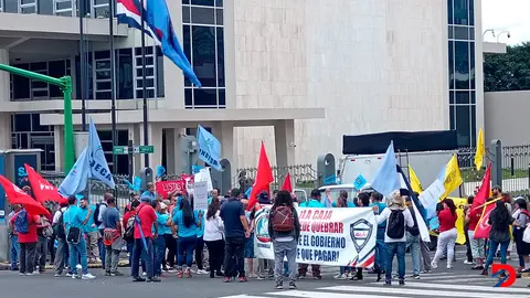 En la concentraci&oacute;n en las afueras de la CCSS, los manifestantes pidieron la salida de la presidenta ejecutiva, Marta Esquivel y en contra de la terciarizaci&oacute;n de 138 EBAIS, en 10 &Aacute;reas de Salud. Foto: Krissia Morris Gray.