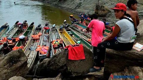 La venezolana Ibsen Altuve espera a su marido, mientras este limpia los botes, en el Centro de Recepci&oacute;n Temporal de Migrantes Lajas Blancas, en la selva del Dari&eacute;n. Foto: Mart&iacute;n Bernetti / AFP.