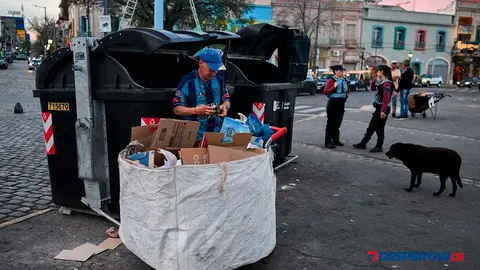 Un hombre recoge reciclables en el barrio La Boca, en Buenos Aires. Foto: Luis Reboyo / AFP.