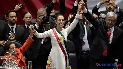 Pie de foto Claudia Sheinbaum, la nueva presidenta de M&eacute;xico, saluda junto a su antecesor, Andr&eacute;s Manuel L&oacute;pez Obrador, y la presidenta del Congreso, Ifigenia Mart&iacute;nez. Foto: Alfredo Estrella / AFP.