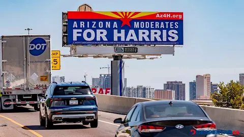 Un cartel alusivo a la campa&ntilde;a de Kamala Harris se eleva en la intersecci&oacute;n entre la Interestatal 17 y la Interestatal 10, en Arizona. Foto: Olivier Touron / AFP.