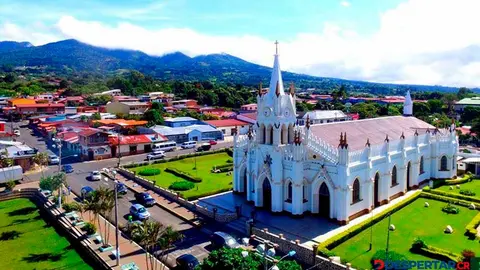 El cura Ronald S&aacute;enz dejar&aacute; este jueves la parroquia de San Isidro Laborador, en Heredia, luego de casi tres a&ntilde;os de haber llegado a esa comunidad. Foto: Parroquia San isidro Labrador.