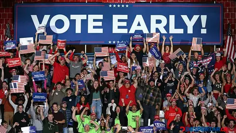 Simpatizantes del expresidente Donald Trump esperan su llegada a un mitin, en Michigan. Foto: Jim Watson / AFP.