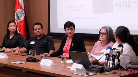 El Consejo Nacional de Juntas de Salud exhortan a la Junta Directiva de la CCSS extender, por siete a&ntilde;os, el fideicomiso con el BCR. Los acompa&ntilde;a, la diputada del Frente Amplio, Roc&iacute;o Alfaro. Foto Frente Amplio.