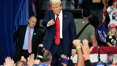 Los bots suelen difundir informaci&oacute;n en favor del expresidente Donald Trump, candidato del partido republicano para las elecciones en Estados Unidos. Foto: Jim Watson / AFP.
