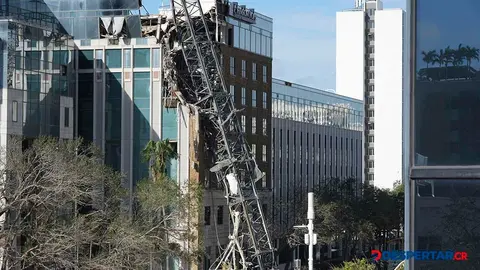En San Petesburgo, Florida, una gr&uacute;a cay&oacute; sobre un edificio durante el paso del hurac&aacute;n Milton. Foto: Bryan R. Smith / AFP.