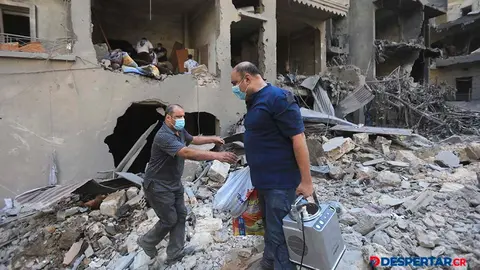 La gente trata de recuperar sus pertenencias en la ciudad de Basta, golpeada por los bombardeos de Israel en L&iacute;bano. Foto: AFP.