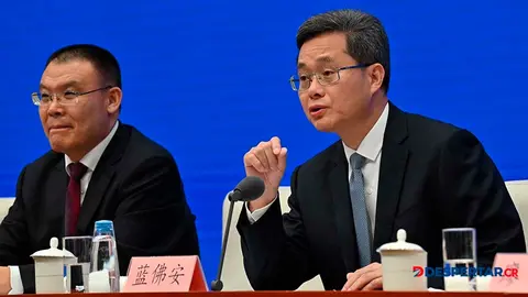 El ministro de Finanzas de China, Lan Fo&rsquo;an (derecha) habla al lado del viceministro, Wang Dongwei. Foto: Adek Berry / AFP.