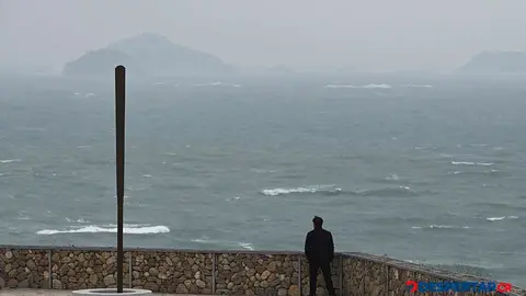 Un hombre mira hacia Taiwan a trav&eacute;s del Estrecho de Taiwan, desde la provincia de Fujian, en el sudeste de China. Foto: Greg Baker / AFP.