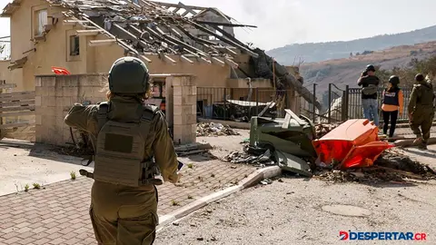 El ej&eacute;rcito israel&iacute; revis&oacute; una casa destruida por un ataque de Hezbol&aacute; en Metula, cerca de la frontera con L&iacute;bano. Foto: Jalaa Marey / AFP.