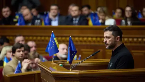 El presidente de Ucrania, Volodimir Zelenzki se dirigi&oacute; al Parlamento de su pa&iacute;s este mi&eacute;rcoles. Foto: Servicio de Prensa Presidencial de Ucrania / AFP.