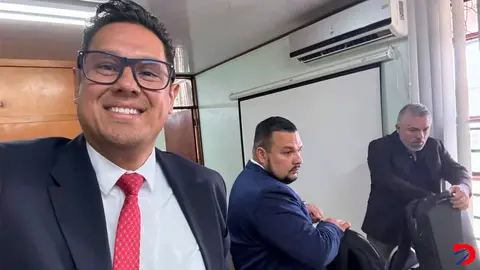 El presidente ejecutivo del AyA, Juan Manuel Quesada, se tom&oacute; una fotograf&iacute;a en las instalaciones del MTSS e incluy&oacute; en la misma al secretario general del SITRAA, Mario Rodr&iacute;guez, a quien se&ntilde;al&oacute; de no gustarle los cambios implementados. FFoto: Tomada del Facebook de Juan Manuel Quesada.