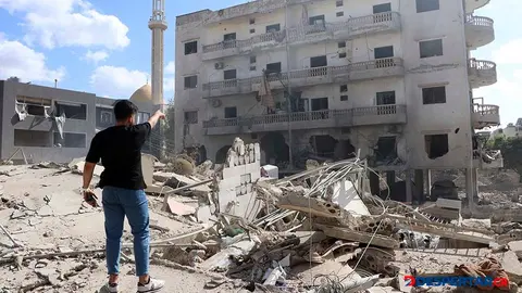Un hombre observa un edificio destruido por un ataque israel&iacute; en el sur de L&iacute;bano. Foto: Bilal Kashmar / AFP.