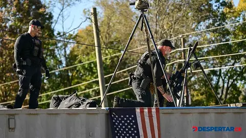 Un equipo del Servicio Secreto de Estados Unidos vigila durante un tour del expresidente Donald Trump en la zona afectada por el hurac&aacute;n Helene, en Carolina del Norte. Foto: Jim Watson / AFP.
