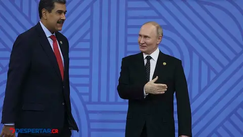 El presidente ruso, Vladimir Putin saluda a su par de Venezuela, Nicol&aacute;s Maduro. Foto: Maxim Shipenkov / Pool / AFP.