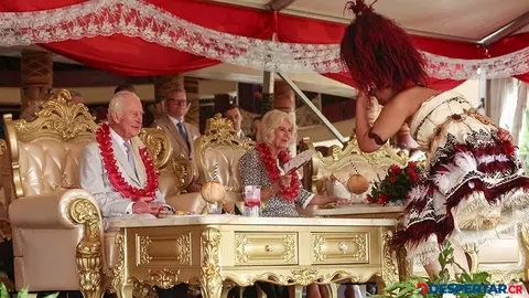 El Rey Carlos III y su esposa atiende una ceremonia durante el &uacute;ltimo d&iacute;a de su visita real a Samoa. Foto: Manaui Faulalo / AFP.