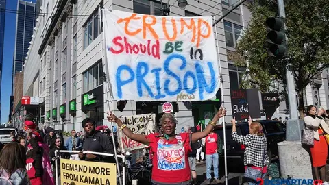 Detractores del expresidente de Estados Unidos, Donald Trump, protestaron a su llegada al Madison Square Garde, en Nueva York para un acto de campa&ntilde;a. Foto: Bryan R. Smith / AFP.