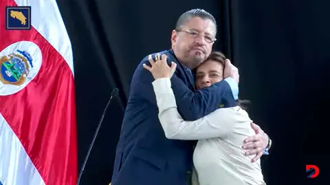 Rodrigo Chaves pidi&oacute; que se pusieran de pie y aplaudieran a la presidente de la Caja