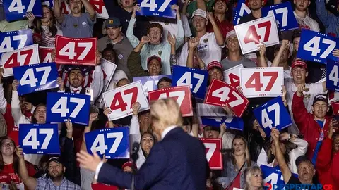 Seguidores de Donald Trump celebran mientras este habla durante un acto de campa&ntilde;a en McCamish Pavilion, Georgia. Foto: Christian Monterrosa / AFP.