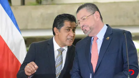 El ministro de Hacienda, Nogui Acosta y el presidente de la Rep&uacute;blica, Rodrigo Chaves, coincidieron que se debe repensar el IVM. Foto: S&oacute;crates Colindres.