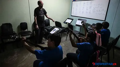 Estudiantes de m&uacute;sica interact&uacute;an en la Escuela Fe y Alegr&iacute;a, en Las Mayas, Caracas. Foto: Juan Barreto / AFP.