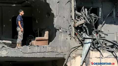 Un hombre observa un edificio seriamente da&ntilde;ado en el sur del L&iacute;bano, por un bombardeo israel&iacute;. Foto: Mahmoud Zayyat / AFP.