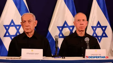 Apenas el 28 de octubre pasado el primer ministro de Israel, Benjamin Netanyahu ofrec&iacute;a una conferencia de prensa junto al hoy destituido ministro de Defensa, Yoav Gallant. Foto: Abrir Sultan / Pool / AFP.