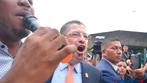 El presidente de la Rep&uacute;blica, Rodrigo Chaves sali&oacute; a recibir a un grupo de antiguos trabajadores de estiba que llegaron a Casa Presidencial. Foto: S&oacute;crates Colindres.