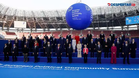 L&iacute;deres europeos posan para una foto &ldquo;familiar&rdquo; durante la Cumbre de la Comunidad Pol&iacute;tica Europea, en Budapest. Foto: Ludovic Mar&iacute;n / AFP.