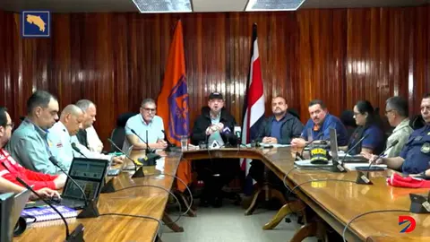 El presidente Rodrigo Chaves se hizo presente en el Centro de Operaciones de la Comisi&oacute;n Nacional de Emergencias para brindar detalles del operativo que realizan