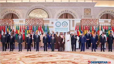 El pr&iacute;ncipe heredero saud&iacute;, Mohammed Bin Salman posa con los l&iacute;deres de la Liga &Aacute;rabe, durante su reuni&oacute;n en Riad. Foto: SPA / AFP.