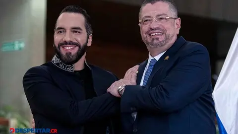 El presidente de la Rep&uacute;blica, Rodrigo Chaves, se reuni&oacute; este lunes con su hom&oacute;logo salvadore&ntilde;o, Nayib Bukele. Foto: Ezequiel Becerra / AFP.