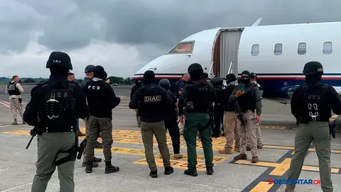 Con un estriccto protocolo de seguridad  las autoridades nacionales realizaron el traslado del requerido por la DEA en su extradicci&oacute;n rumbo a Nueva York. Foto MSP