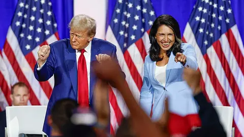 El presidente electo de Estados Unidos, Donald Trump, junto a su nueva Directora Nacional de Inteligencia. Foto: Kamil Krzaczynski / AFP.