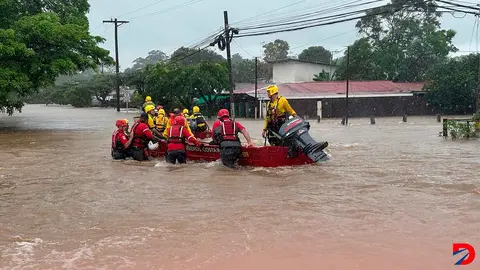 Los diferentes cuerpos de socorro y auxiliares procedieron a evacuar personas de comunidades como el Bamb&uacute;, en Carrillo, Guanacaste, a ra&iacute;z de las anegaciones. Foto: Cruz Roja.