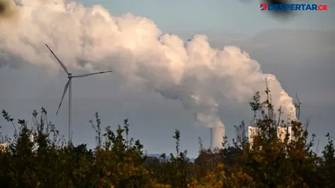 La imagen muestra una turbina en una estaci&oacute;n de energ&iacute;a operada por la firma RWE, en el oeste de Alemania. Foto: Ina Fassebender / AFP.
