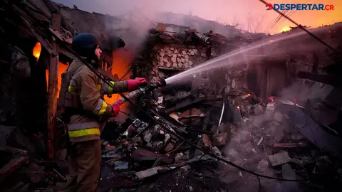 Un intenso ataque con drones por parte de Rusia sobre territorio de Ucrania gener&oacute; muchos da&ntilde;os este domingo en el sistema el&eacute;ctrico de este &uacute;ltimo pa&iacute;s. Foto: Servicios de Emergencia de Ucrania / AFP.